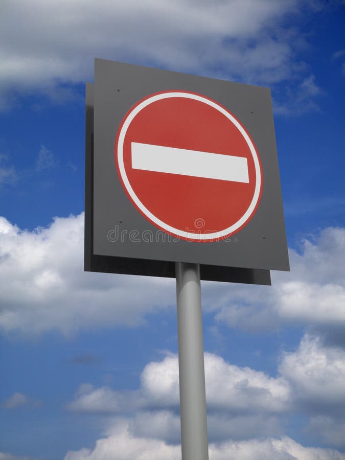 CIRCULATION ROUTIÈRE AUCUN SIGNE D'ENTRÉE CONTRE LE CIEL BLEU ET LES NUAGES image libre de droits CIRCULATION ROUTIÈRE AUCUN SIGNE D'ENTRÉE CONTRE LE CIEL BLEU ET LES NUAGES image libre de droits
