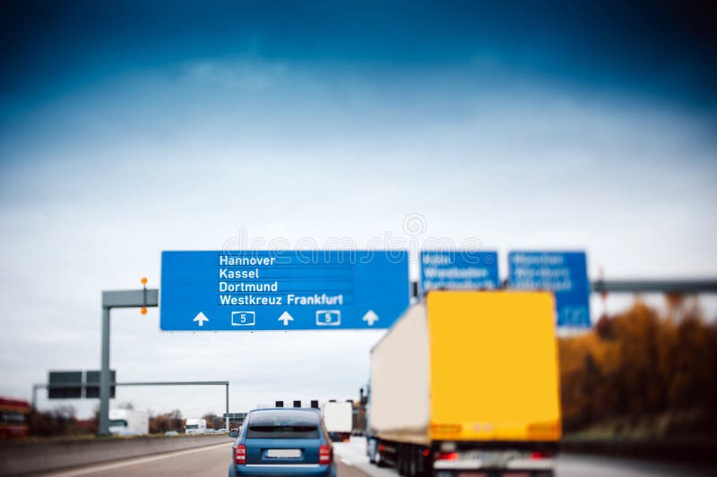 Circulation routière occupée d'autoroute de route en Allemagne photos libres de droits Circulation routière occupée d'autoroute de route en Allemagne photos libres de droits