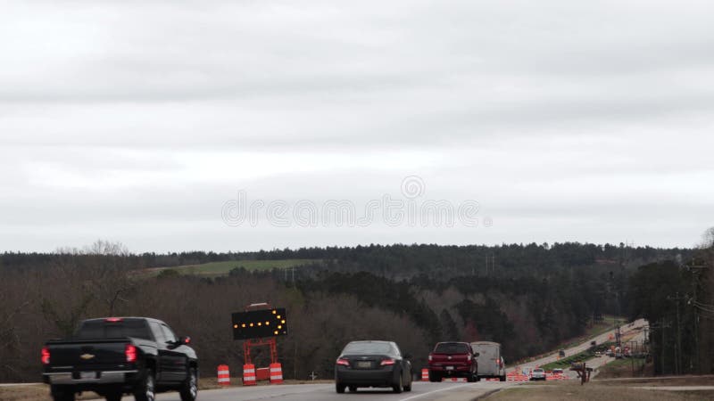 Circulation traversant une zone de construction d'autoroute