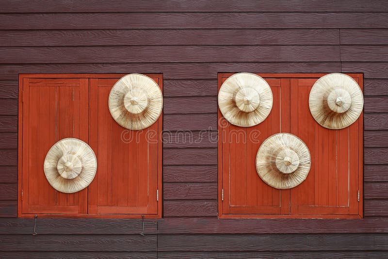 circunde el sombrero del granjero en fondo de madera con las ventanas imágenes de archivo libres de regalías circunde el sombrero del granjero en fondo de madera con las ventanas imágenes de archivo libres de regalías