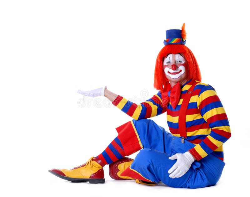 Seduta clown del circo, tenendo il prodotto in mano.