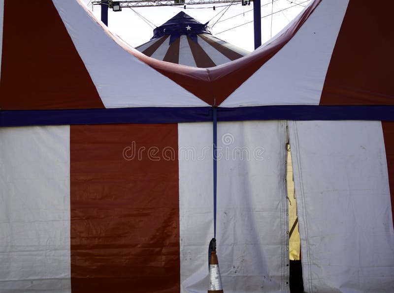 Circus tent stock afbeelding. Image of gelukkig, architectuur - 167000119