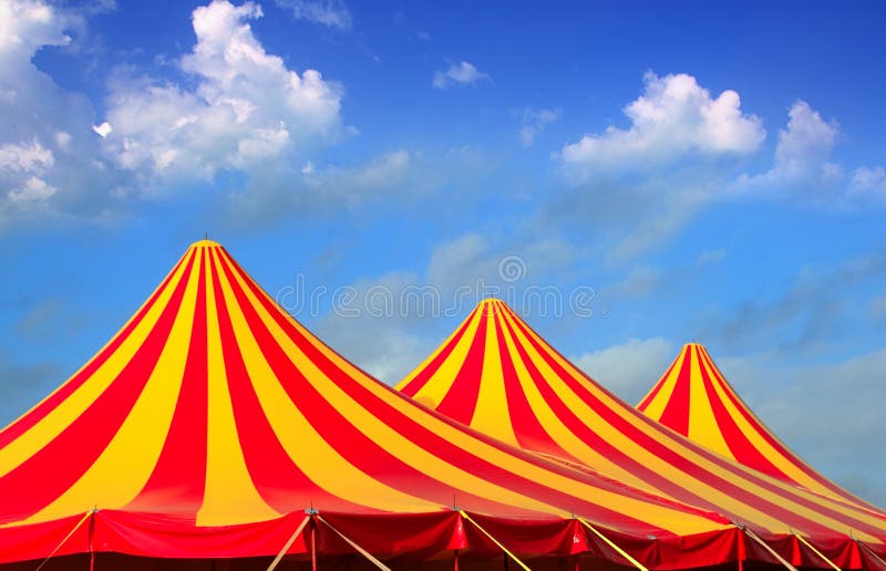 Tenda da circo rosso, arancione e giallo spogliato modello di cielo blu.