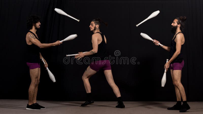 Circusjugglers tijdens hun knuppelsprestaties royalty-vrije stock afbeelding Circusjugglers tijdens hun knuppelsprestaties royalty-vrije stock afbeelding