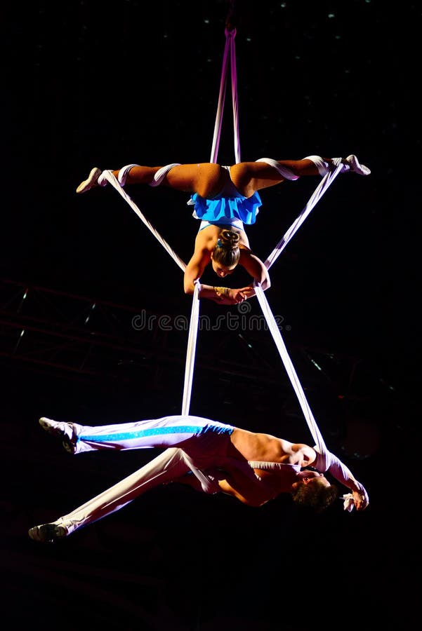 Circuskunstenaars, Groepswerk, Acrobatenpaar, Luchtturnerprestaties stock foto Circuskunstenaars, Groepswerk, Acrobatenpaar, Luchtturnerprestaties stock foto