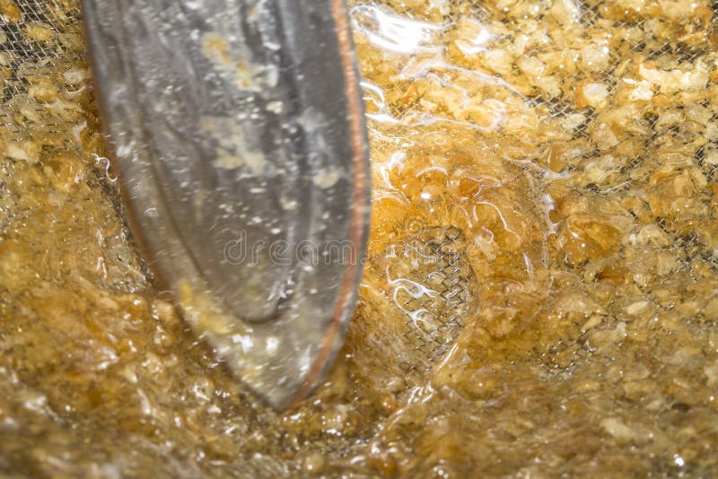 Cire d'abeille enlevée par apiculteur images libres de droits Cire d'abeille enlevée par apiculteur images libres de droits