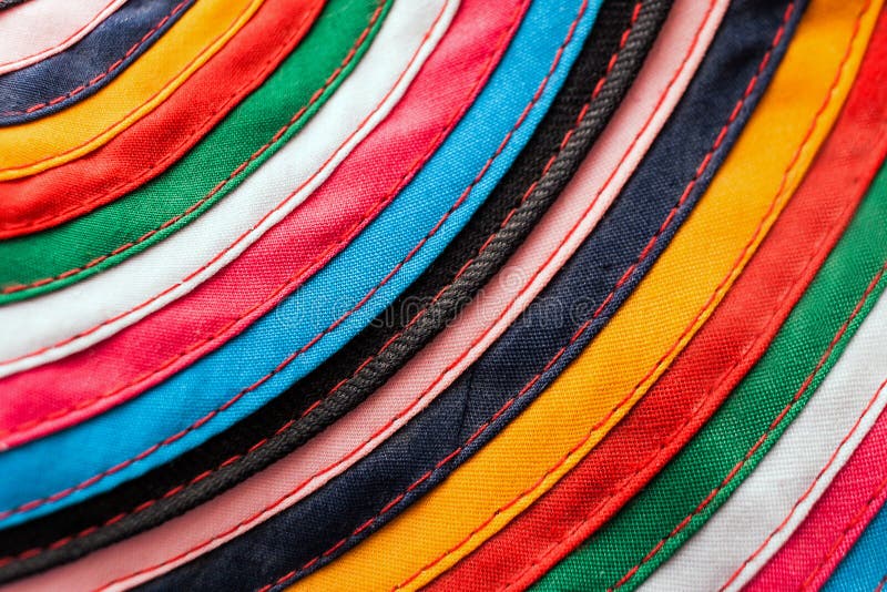 Cirkel met de hand gemaakte die doek van multicolored strepen als achtergrond wordt gestikt