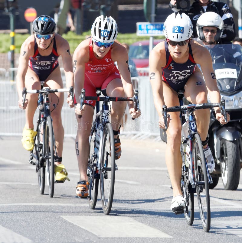 Cirkelen van Triathletesarah true, gevolgd door concurrenten stock foto Cirkelen van Triathletesarah true, gevolgd door concurrenten stock foto