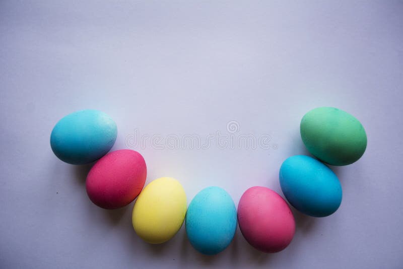 cirkla den din kulöra vektorn för temat för text för avstånd för easter ägg eps10 Ägg med tulpan på träbrädet, easter feriebegrep royaltyfri foto cirkla den din kulöra vektorn för temat för text för avstånd för easter ägg eps10 Ägg med tulpan på träbrädet, easter feriebegrep royaltyfri foto