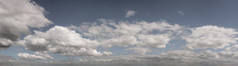 Cirrusmoln bildas i blå himmelpanorama fotografering för bildbyråer