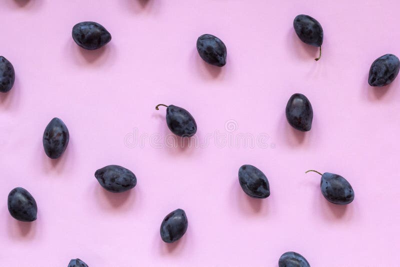 Ciruelas rÃgidas sobre fondo rosa. Vista superior de frutas frescas, puesta plana fotos de archivo Ciruelas rÃgidas sobre fondo rosa. Vista superior de frutas frescas, puesta plana fotos de archivo