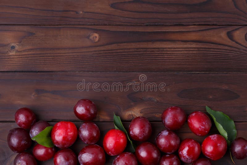 Ciruelos dulces jugosos frescos en la tabla de madera, espacio de la copia para los advertis fotografía de archivo Ciruelos dulces jugosos frescos en la tabla de madera, espacio de la copia para los advertis fotografía de archivo