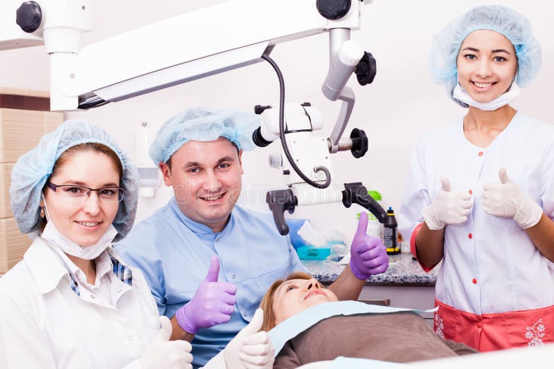 A cirurgia dental era bem sucedida foto de stock A cirurgia dental era bem sucedida foto de stock