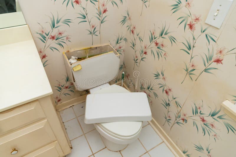 Cisterna di toilette a fessura sulla toilette rotta nel bagno fotografia stock libera da diritti