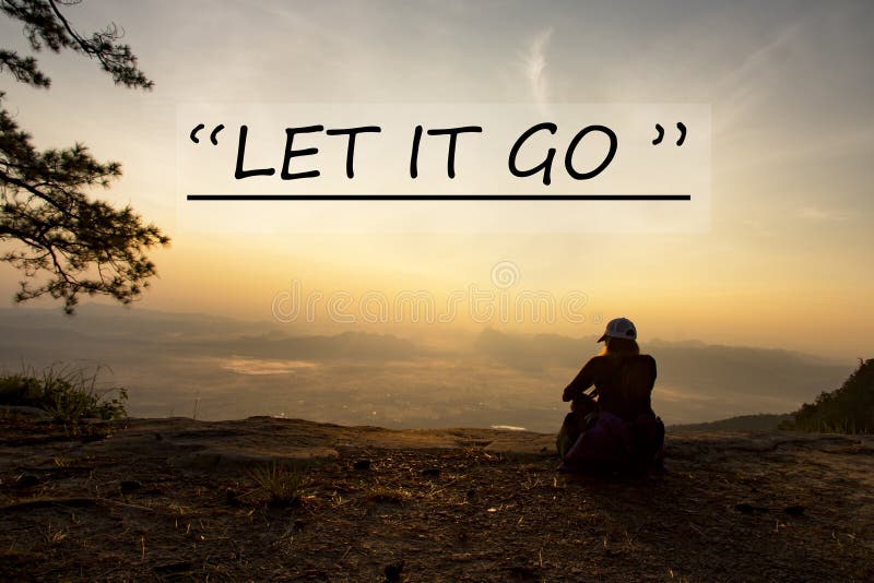 Citazione ispiratrice con fondo vago della donna che si siede serenely della scogliera fotografia stock Citazione ispiratrice con fondo vago della donna che si siede serenely della scogliera fotografia stock