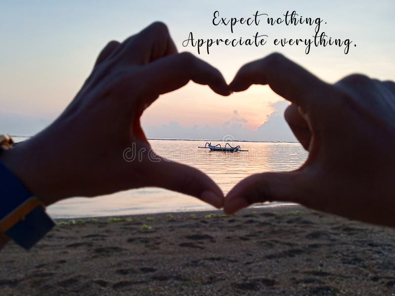 Citação inspiradora - Não espere nada Aprecie tudo Com mãos desfocadas, sinal de amor se foca no barco de pesca no mar ao nascer fotos de stock Citação inspiradora - Não espere nada Aprecie tudo Com mãos desfocadas, sinal de amor se foca no barco de pesca no mar ao nascer fotos de stock
