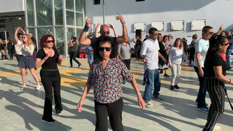 Citoyens non identifiés dansant israéliennes de danses traditionnelles sur la promenade 4k de tel-aviv banque de vidéos
