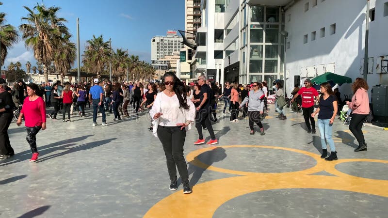 Citoyens non identifiés dansant israéliennes de danses traditionnelles sur la promenade 4k de tel-aviv clips vidéos