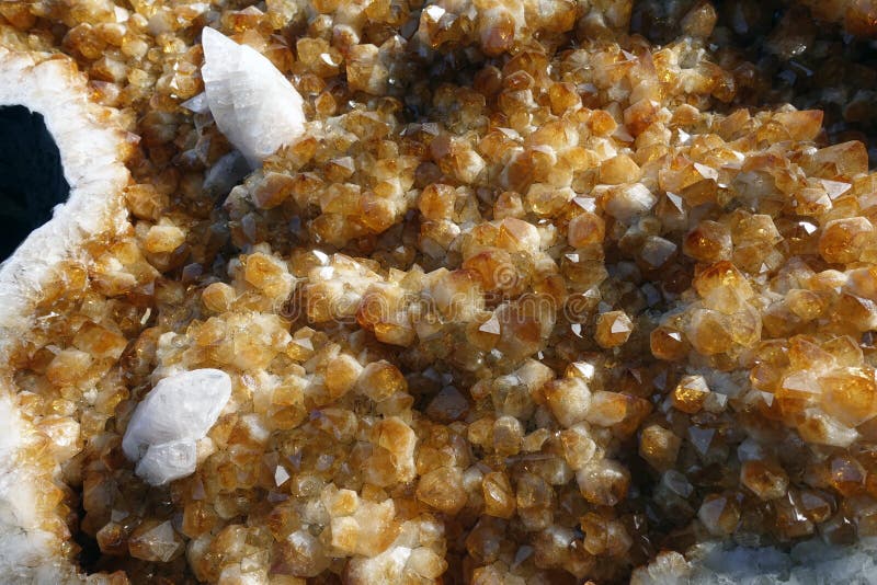 Citrine e outros cristais geological do geode fotografia de stock