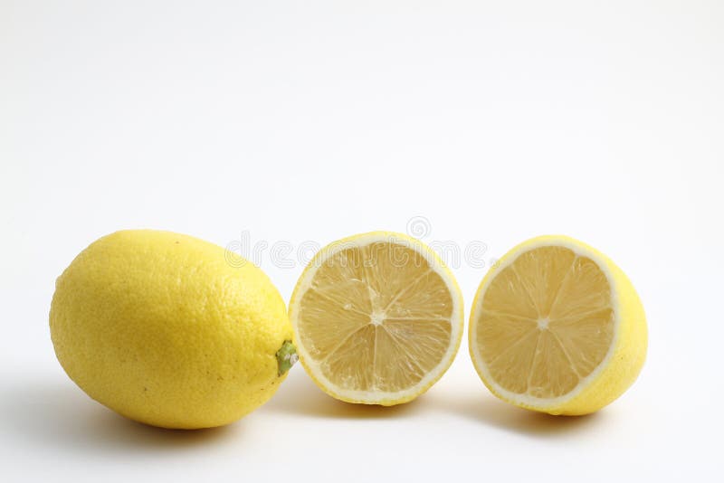 Citrinos de limão amarelo inteiro, com fatia de limão isolada em fundo branco com caminho de recorte fotografia de stock royalty free Citrinos de limão amarelo inteiro, com fatia de limão isolada em fundo branco com caminho de recorte fotografia de stock royalty free