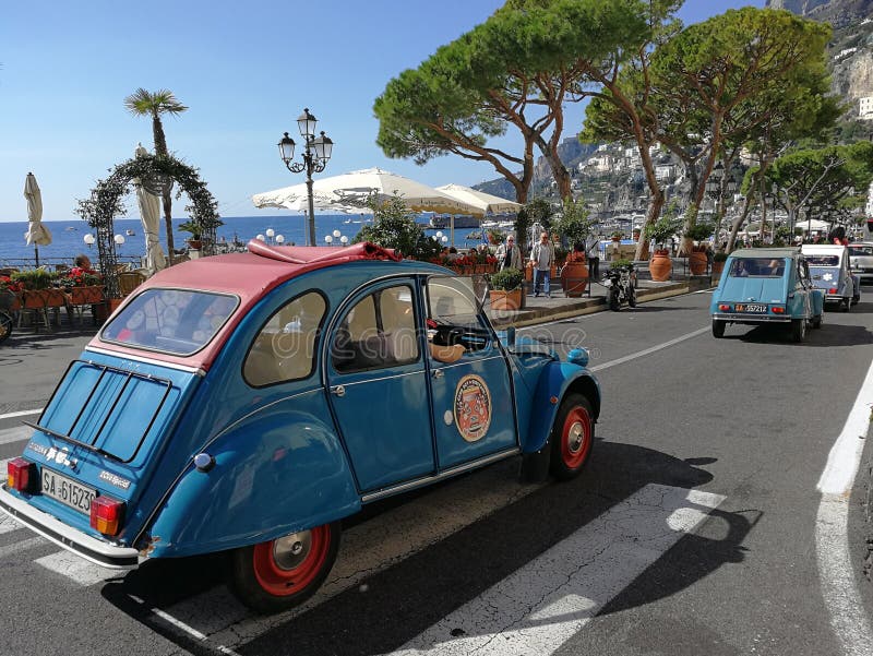 Citroen 2 Cavalli Rossa E Blu Ad Amalfi Editorial Image