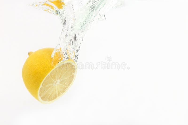 Citroendalingen van water op witte achtergrond stock afbeelding Citroendalingen van water op witte achtergrond stock afbeelding