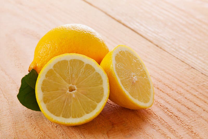 Citron frais d'isolement image libre de droits Citron frais d'isolement image libre de droits