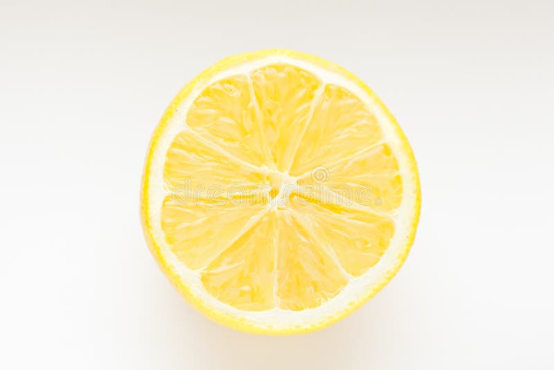 Citron Citron frais d'isolement sur le blanc Citron dans une coupe photos stock Citron Citron frais d'isolement sur le blanc Citron dans une coupe photos stock