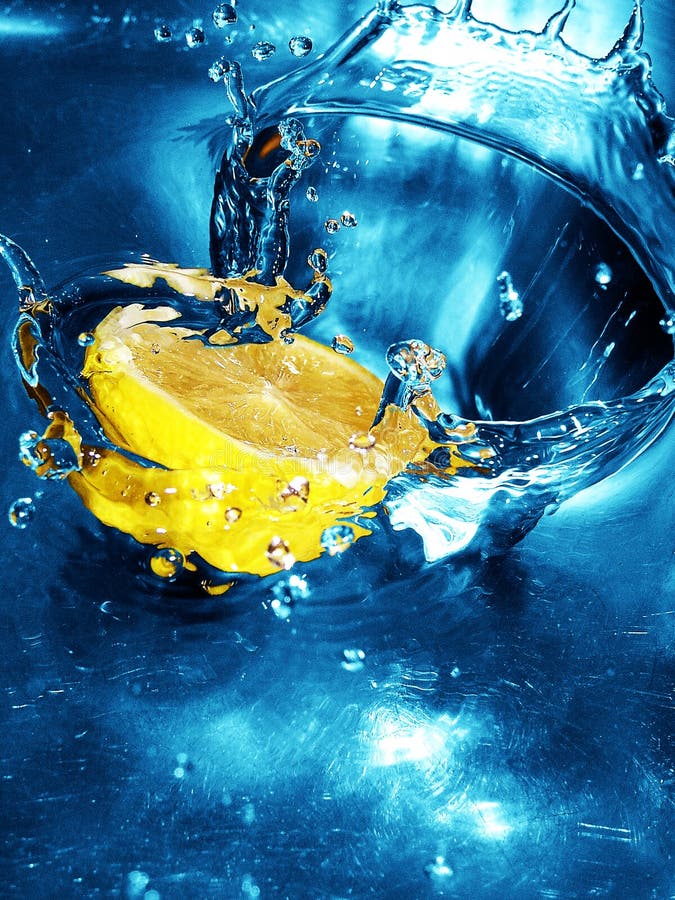 Citron frais dans l'eau photos stock