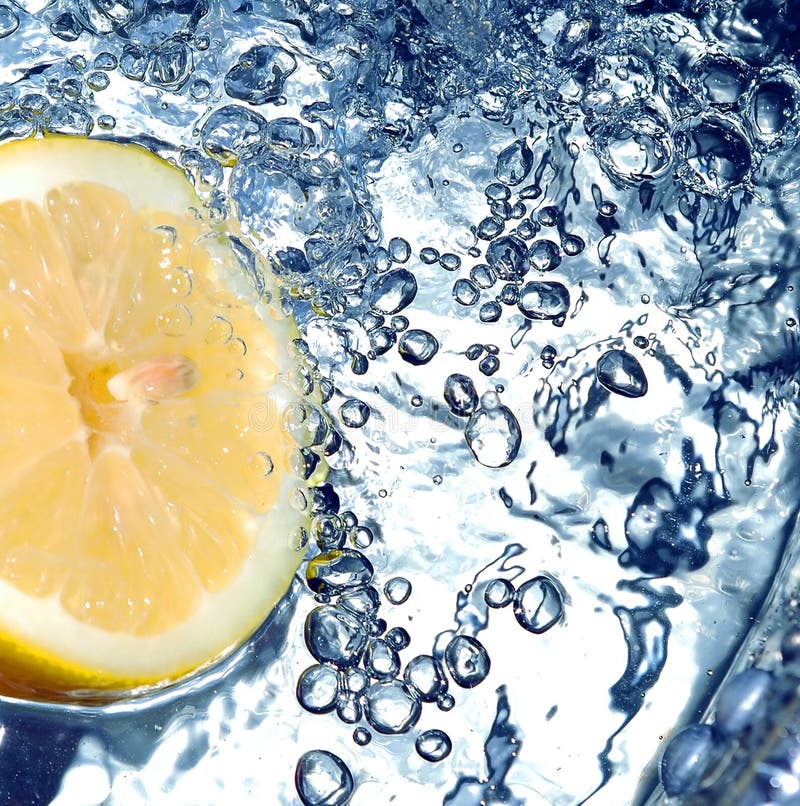 Citron frais dans l'eau photos libres de droits