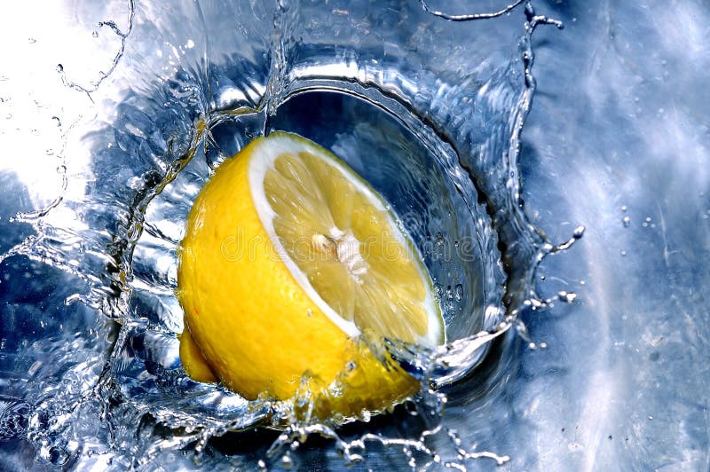 Citron frais dans l'eau image stock