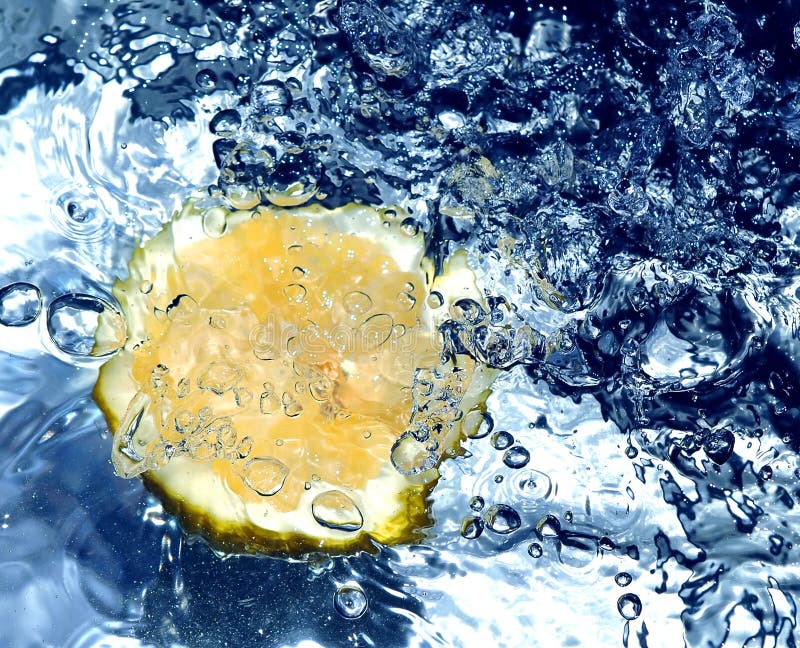 Citron frais dans l'eau photo stock