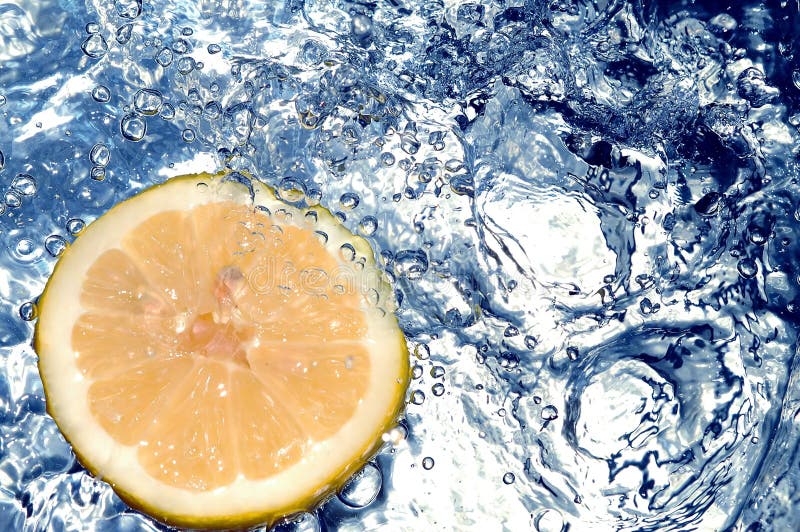Citron frais en eau froide photo libre de droits