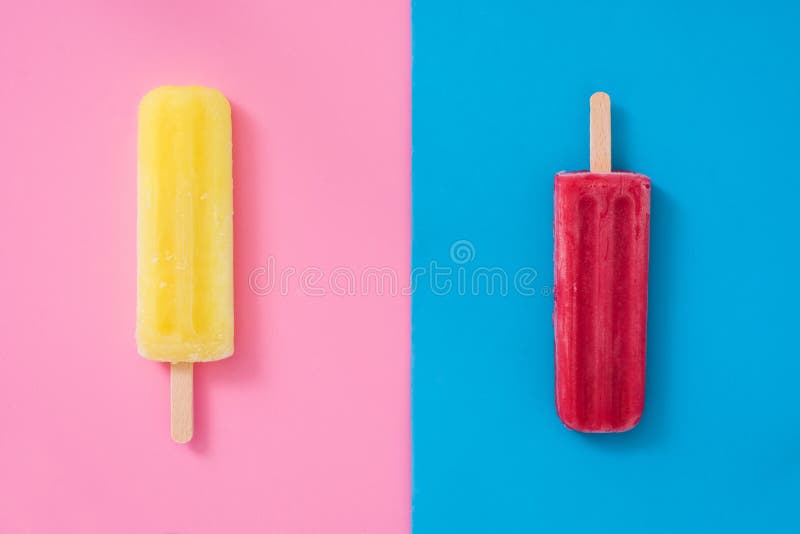 Citron- och jordgubbeisglass på rosa färg- och blåttbakgrund arkivfoton Citron- och jordgubbeisglass på rosa färg- och blåttbakgrund arkivfoton