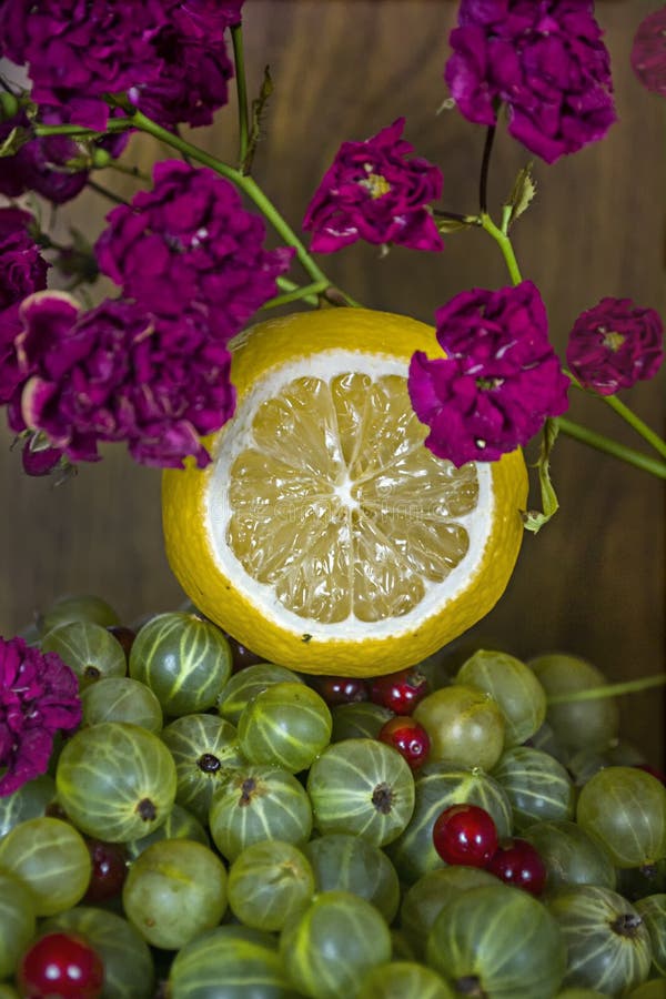 Citron sur des baies photos libres de droits Citron sur des baies photos libres de droits