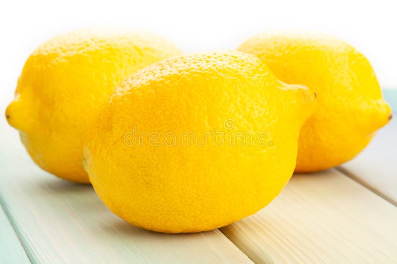 Citrongrupp på trä fotografering för bildbyråer