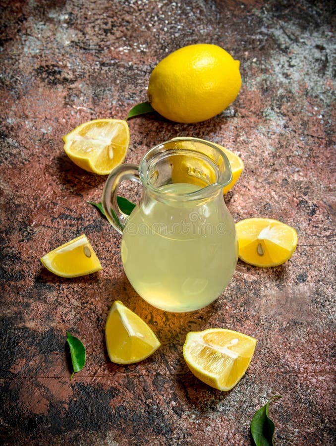 Citronjuice i picher royaltyfria foton Citronjuice i picher royaltyfria foton