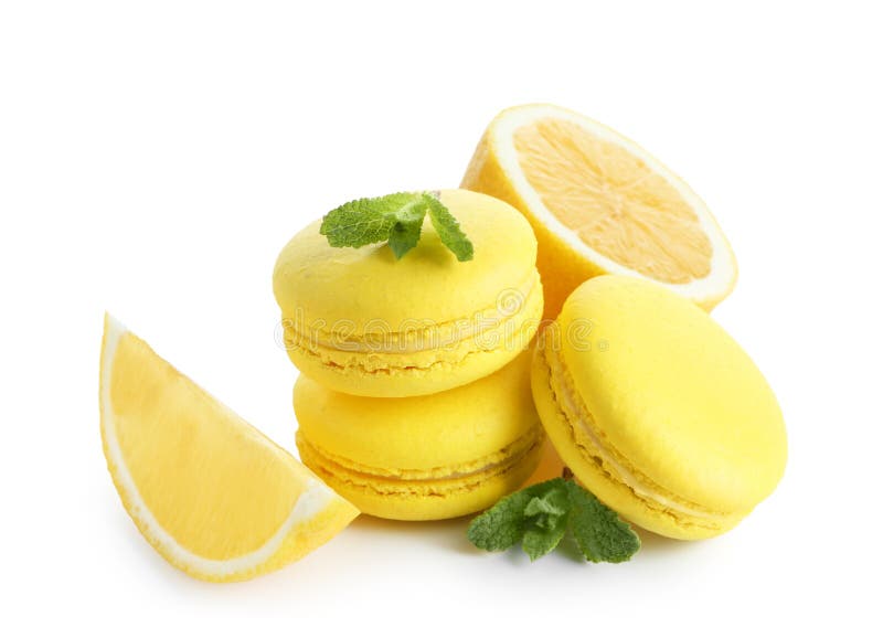 Citronmacarons med skivade frukt- och mintkaramellsidor arkivbilder Citronmacarons med skivade frukt- och mintkaramellsidor arkivbilder