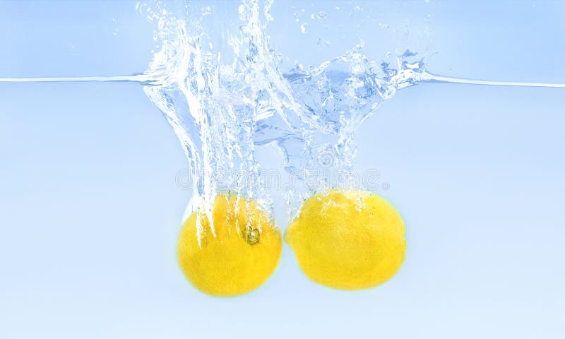 Citrons descendant dans l'eau avec des bulles d'air photos stock Citrons descendant dans l'eau avec des bulles d'air photos stock