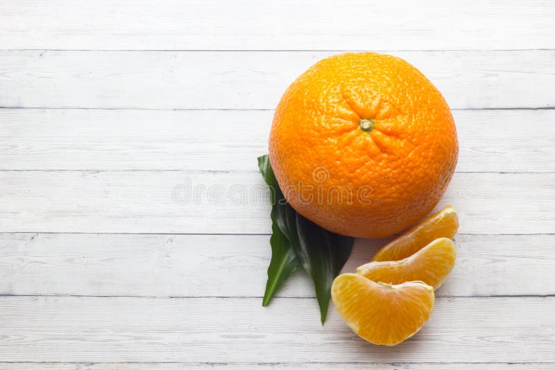 Citrons, oranges et limettes Oranges Au-dessus du fond en bois de table avec l'espace de copie images stock Citrons, oranges et limettes Oranges Au-dessus du fond en bois de table avec l'espace de copie images stock