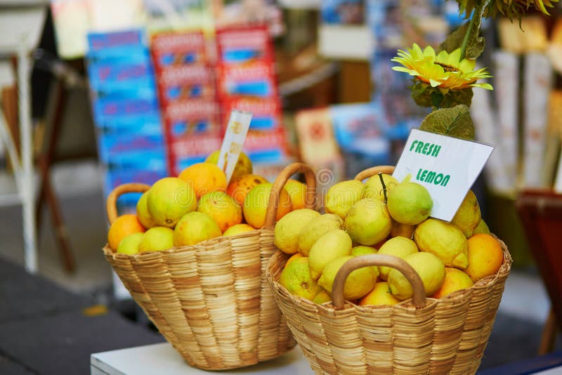 Citrons organiques frais à vendre sur le marché d'agriculteur photographie stock Citrons organiques frais à vendre sur le marché d'agriculteur photographie stock