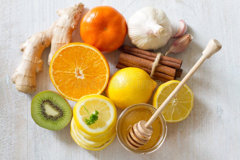 Citrus, honey and garlic as home remedies for colds and flu. Immunity