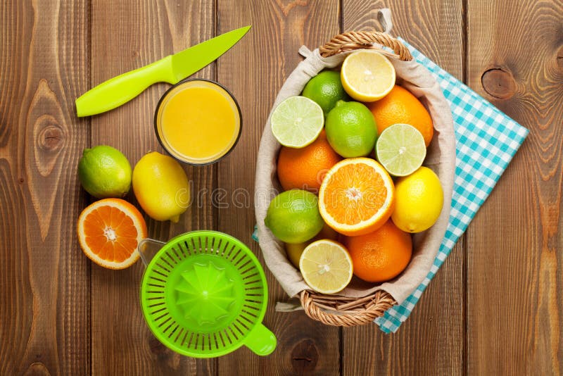 Citrusfrukter och exponeringsglas av fruktsaft Apelsiner, limefrukter och citroner royaltyfri foto Citrusfrukter och exponeringsglas av fruktsaft Apelsiner, limefrukter och citroner royaltyfri foto