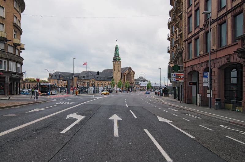 Città del centro, vista scenica alla stazione ferroviaria principale del Lussemburgo dal viale de la Liberte fotografia stock libera da diritti Città del centro, vista scenica alla stazione ferroviaria principale del Lussemburgo dal viale de la Liberte fotografia stock libera da diritti