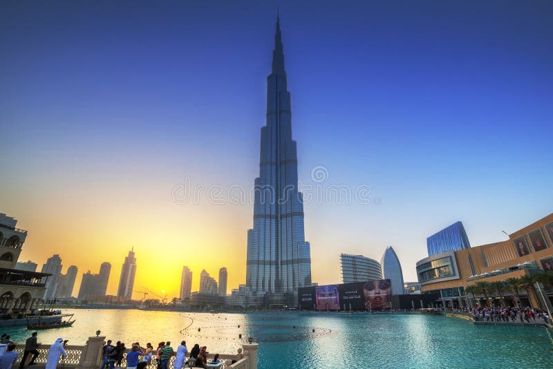 Città del Dubai con l'edificio di Burj Khalifa al tramonto fotografie stock Città del Dubai con l'edificio di Burj Khalifa al tramonto fotografie stock