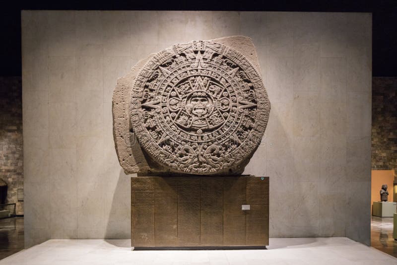 CITTÀ DEL MESSICO - 1° AGOSTO 2016: Calendario azteco all'interno dell'interno del museo nazionale di antropologia in Città del M fotografia stock libera da diritti CITTÀ DEL MESSICO - 1° AGOSTO 2016: Calendario azteco all'interno dell'interno del museo nazionale di antropologia in Città del M fotografia stock libera da diritti
