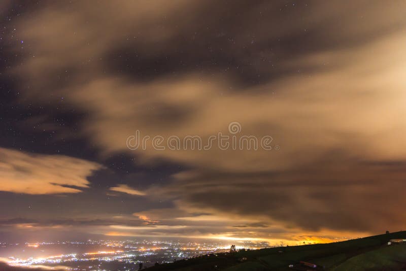 Città del paesaggio della montagna in Tailandia a Phu Thap Boek fotografia stock Città del paesaggio della montagna in Tailandia a Phu Thap Boek fotografia stock