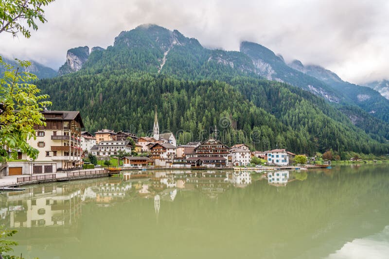 Città di Alleghe con il lago dentro in dolomia dell'Italia immagini stock libere da diritti Città di Alleghe con il lago dentro in dolomia dell'Italia immagini stock libere da diritti