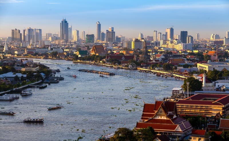 Città di Bangkok e fiume di chaopraya in tempo crepuscolare, hotel e Re