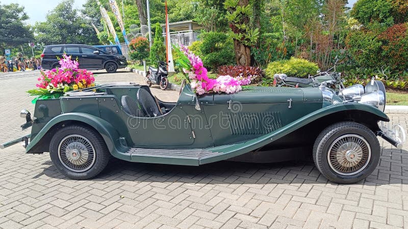 Città di batu indonesia novembre 2022 : serie di automobili classiche color verde scuro ss100 2663cc 1937 fotografie stock